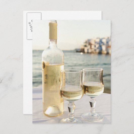 ギリシャ、キクラデス諸島、ミコノス、机の上のワイン ポストカード (正面/裏面)
