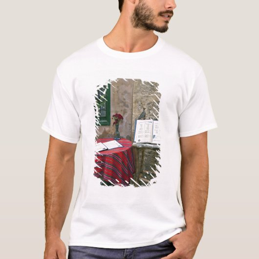 ギリシャ クレタ島 ハニアの路地のカフェ Tシャツ (正面)