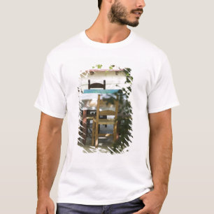 ギリシャ クレタ島 ハニア県 ヴァモス:カフェのテーブル Tシャツ