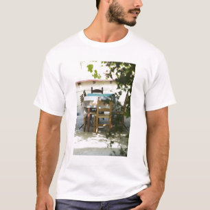 ギリシャ クレタ島 ハニア県 ヴァモス:カフェのテーブル Tシャツ