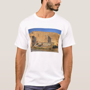 ギリシャ、サントリーニ島、イア。陸に上がった古い漁船 Tシャツ