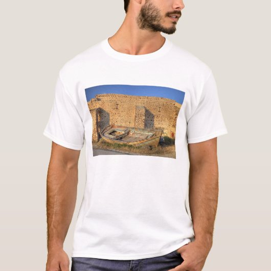 ギリシャ、サントリーニ島、イア。陸に上がった古い漁船 Tシャツ (正面)