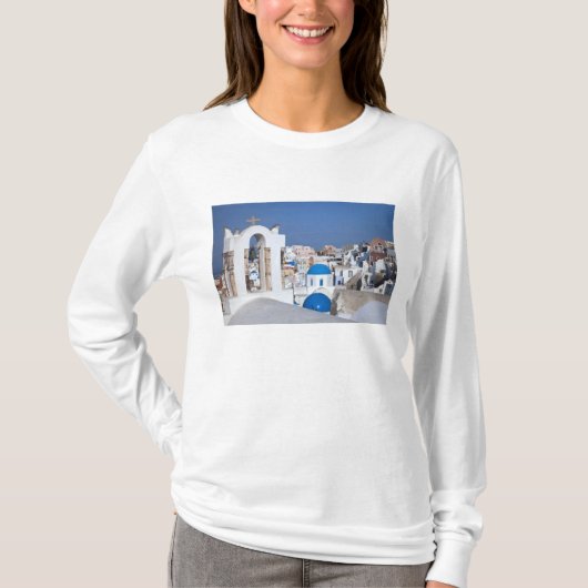 ギリシャ、サントリーニ島。Oia村の教会の鐘楼と青いドーム Tシャツ (正面)