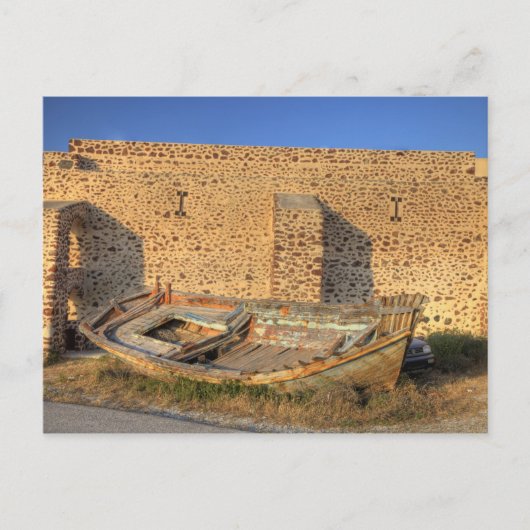 ギリシャ、サントリーニ、オイア。古い魚釣り船が乾いた ポストカード (正面)