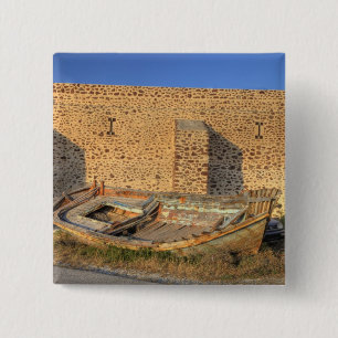 ギリシャ、サントリーニ、オイア。古い魚釣り船が乾いた 缶バッジ