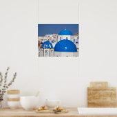 ギリシャ、サントリーニ。鐘楼と青いドーム ポスター (キッチン)