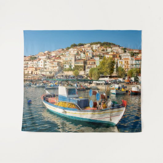 ギリシャ、レズボス、プロマリの魚釣りボートを持つ港 タペストリー (正面(横))