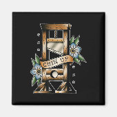 ギロチン伝統的タトゥーフラッシュチンアップメディエフ マグネット (正面)