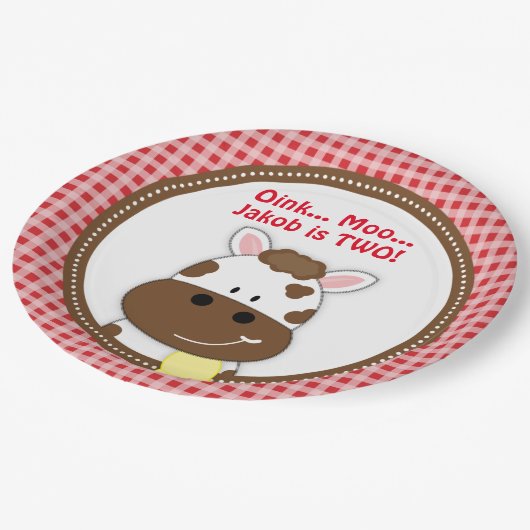 ギンガムの赤い納屋周囲の庭の誕生日のプレート、農場牛 ペーパープレート (アングル)