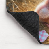 ギンガムエッグシェルを持つピンクの雛 マウスパッド (コーナー)