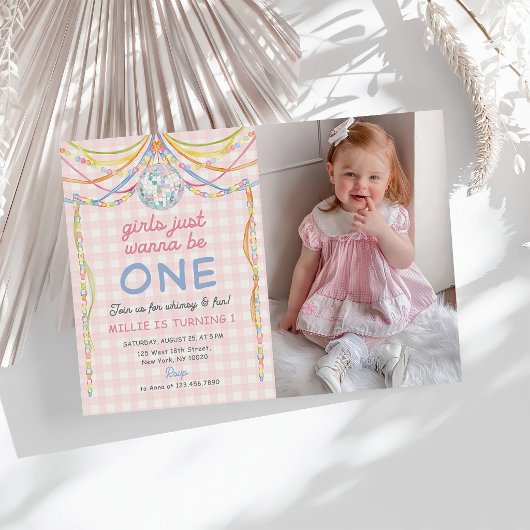 ギンガムチェックのワンピースの女の子 1歳の誕生日写真 招待状
