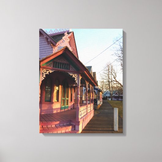 ギンガーブレッドに暖かい夕日 – Martha's Vineyard キャンバスプリント (正面)