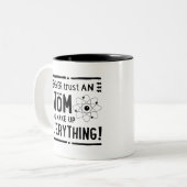 ギークまたはおたくのためのおもしろいのギフトは、決して原子を信頼しません。 ツートーンマグカップ (正面左)