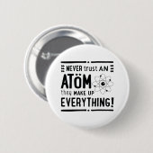 ギークまたはおたくのためのおもしろいのギフトは、決して原子を信頼しません。 缶バッジ (正面&裏面)
