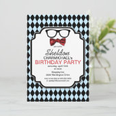 ギーク眼鏡、ボウタイ&アーガイル柄の誕生日招待状 招待状 (スタンド正面)