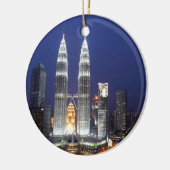 クアラルンプールの夜にライトアップされたペトロナス・タワーズ セラミックオーナメント (左)