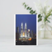 クアラルンプールの夜にライトアップされたペトロナス・タワーズ ポストカード (スタンド正面)