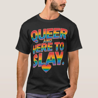 クィアでここに存在し誇り高く生きる レインボー LGBTQ ゲイ プライド Tシャツ