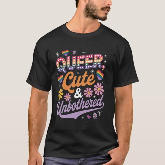 クィアで可愛くて気にしないテキストデザイン Tシャツ (正面)