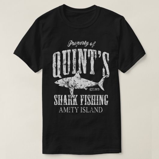 クイントシャーク魚釣りアミティアイランドエッセンシャルティースシール Tシャツ (デザイン正面)