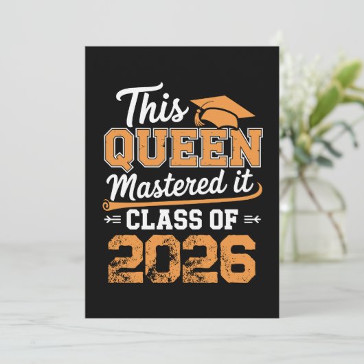 クイーンは卒業までの道のりをやり遂げた クラスオブ2026 卒業式 案内状 (スタンド正面)