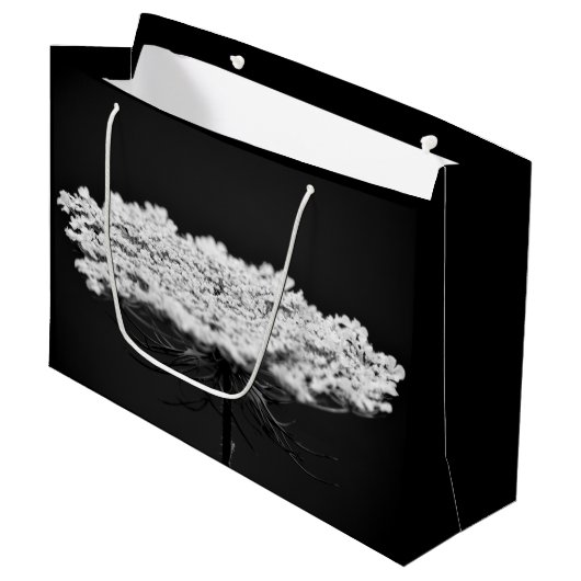 クイーンアンズレースワイルドフラワーズフラワーB&W ラージペーパーバッグ (正面アングル)