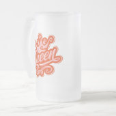 クイーンウィズクラウンタイポグラフィデザイン フロストグラスビールジョッキ (正面左)