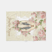 クイーンオブ天国賛美ヴァージンマリーピンクローズ フリースブランケット (正面(横))