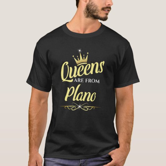 クイーンズはプラノ出身 Tシャツ (正面)