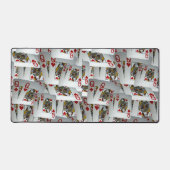 「クイーンズギャンビット：ポケットクイーンズの散在ペア」 デスクマット (正面)