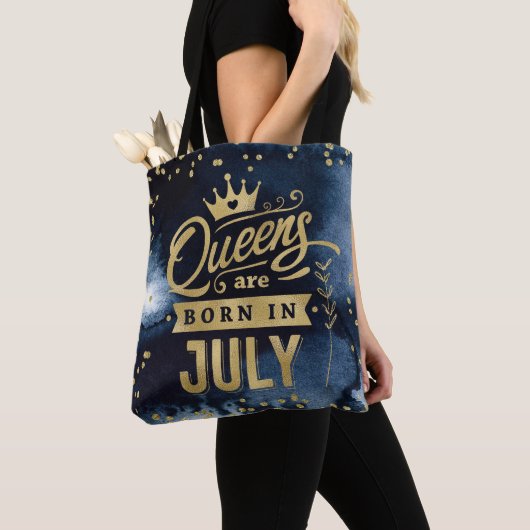 クイーンズ生まれは7月の金ゴールドタイポグラフィ誕生日 トートバッグ (クローズアップ)