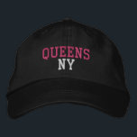 クイーンズNYシンプルホットピンクとホワイトオンブラック 刺繍入りキャップ<br><div class="desc">QUEENS NYかわいらしブラックコットンハットに刺繍されたホットピンクとホワイト。刺繍は、「編集デザイン」ツールボタンを選択して他の色の選択にカスタマイズ可能。メインアイテムページで色の選択を選択することもできます。</div>