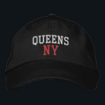 クイーンズNYシンプルホワイトとレッドオンブラック 刺繍入りキャップ<br><div class="desc">QUEENS NY黒い綿帽子に白と赤の刺繍。刺繍は、「編集デザイン」ツールボタンを選択して他の色の選択にカスタマイズ可能。メインアイテムページで色の選択を選択することもできます。</div>