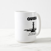 クイーンチェス彼女は任意の方向に移動できることを知っている コーヒーマグカップ (正面右)