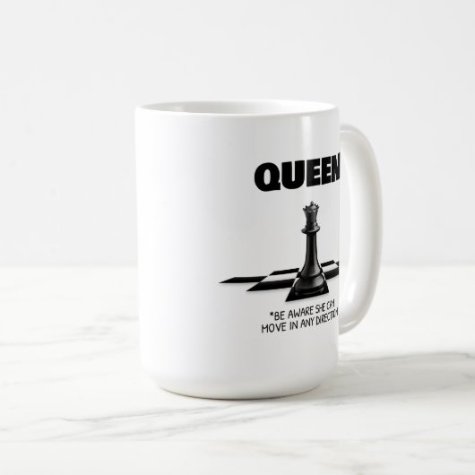 クイーンチェス彼女は任意の方向に移動できることを知っている コーヒーマグカップ (正面右)