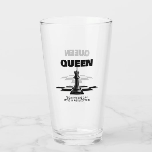 クイーンチェス彼女は任意の方向に移動できることを知っている タンブラーグラス (裏面)