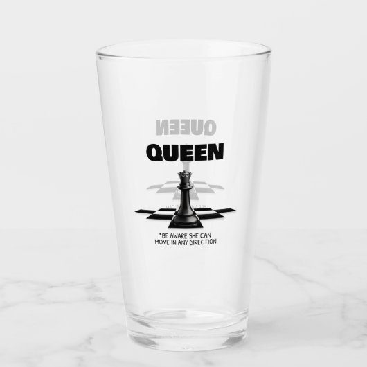 クイーンチェス彼女は任意の方向に移動できることを知っている タンブラーグラス (正面)