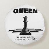 クイーンチェス彼女は任意の方向に移動できることを知っている ラウンドクッション (裏面)
