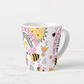 クイーンビーズキュートBFF、ベビーガール、ギフトピガーリーンク カフェラテマグ (右アングル)