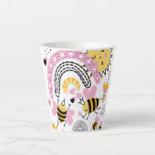 クイーンビーズキュートBFF、ベビーガール、ギフトピガーリーンク カフェラテマグ (正面)