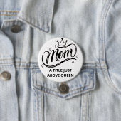 クイーンボタンのすぐ上にタイトルを付ける 缶バッジ (インサイチュ)