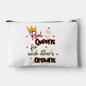 クイーン実在ズがお互いの王冠を固定する アクセサリーポーチ (裏面)