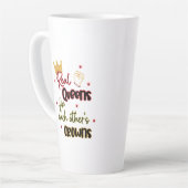 クイーン実在ズがお互いの王冠を固定する カフェラテマグ (左アングル)