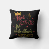 クイーン実在ズがお互いの王冠を固定する クッション (裏面)