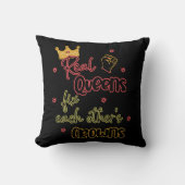 クイーン実在ズがお互いの王冠を固定する クッション (正面)