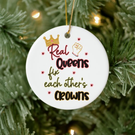 クイーン実在ズがお互いの王冠を固定する セラミックオーナメント (ツリー)