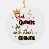 クイーン実在ズがお互いの王冠を固定する セラミックオーナメント (裏面)