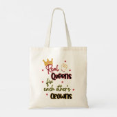 クイーン実在ズがお互いの王冠を固定する トートバッグ (裏面)