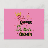 クイーン実在ズがお互いの王冠を固定する ポストカード (正面)