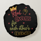 クイーン実在ズがお互いの王冠を固定する ラウンドクッション (裏面)